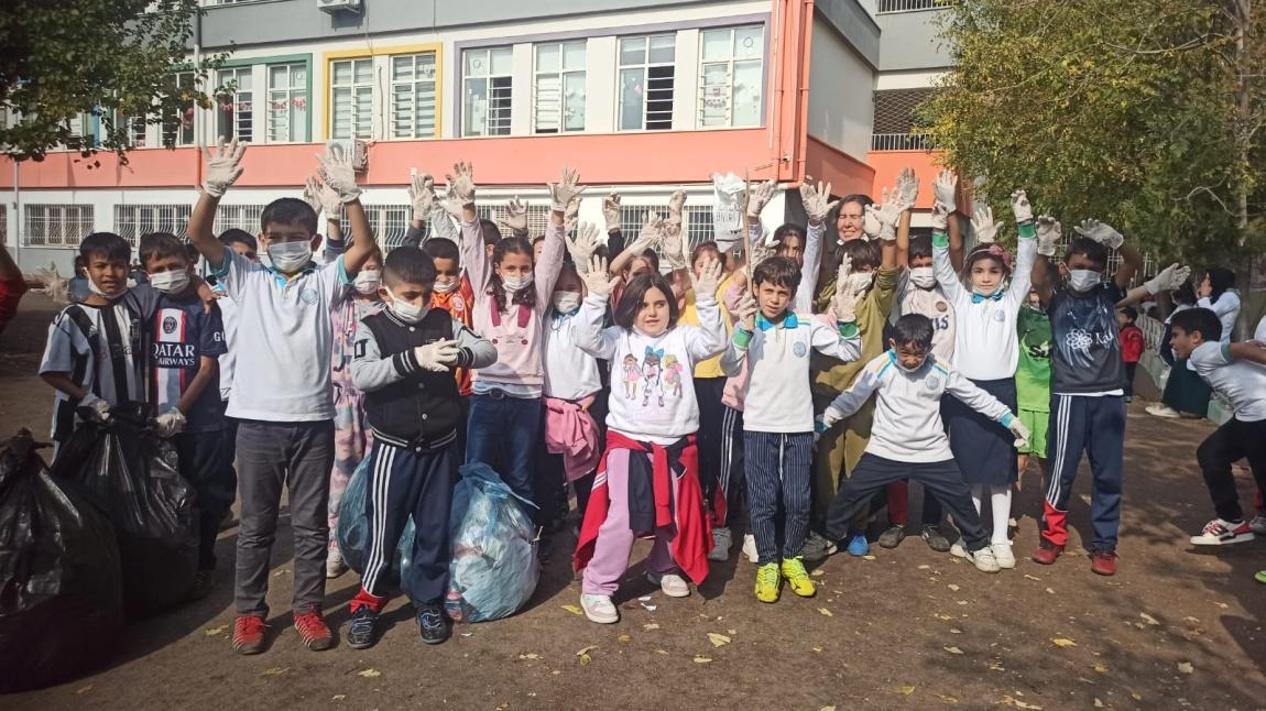 Çevre Koruma Kulübü Öğrencileri Çevre Temizliğinin Önemine Dikkat Çekmek Amacıyla Okul Bahçesinde Çöp Topladı
